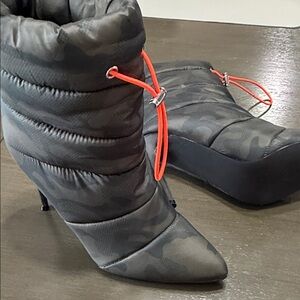 Steve Madden Black Camouflage Heeled ankle Boots. Size 7M